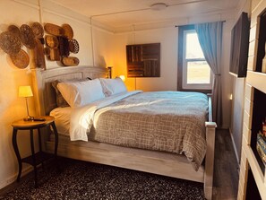 1 bedroom, WiFi, bed sheets - NEWLY UPDATED Quiet Cottage Near Turkey Point and Port Dover (Simcoe)