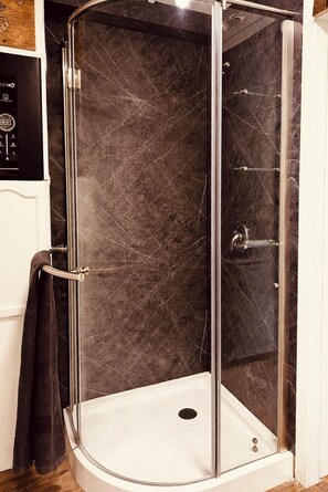 Towels, soap, toilet paper - NEWLY UPDATED Quiet Cottage Near Turkey Point and Port Dover (Simcoe)
