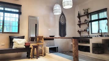 Departamento tradicional, patio, vista a la alberca | Cocina privada | Cafetera y tetera, tetera eléctrica, periquera y comedor