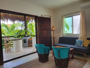 Trjáhús með útsýni - útsýni yfir sundlaug | Sérhannaðar innréttingar, sérvalin húsgögn, skrifborð