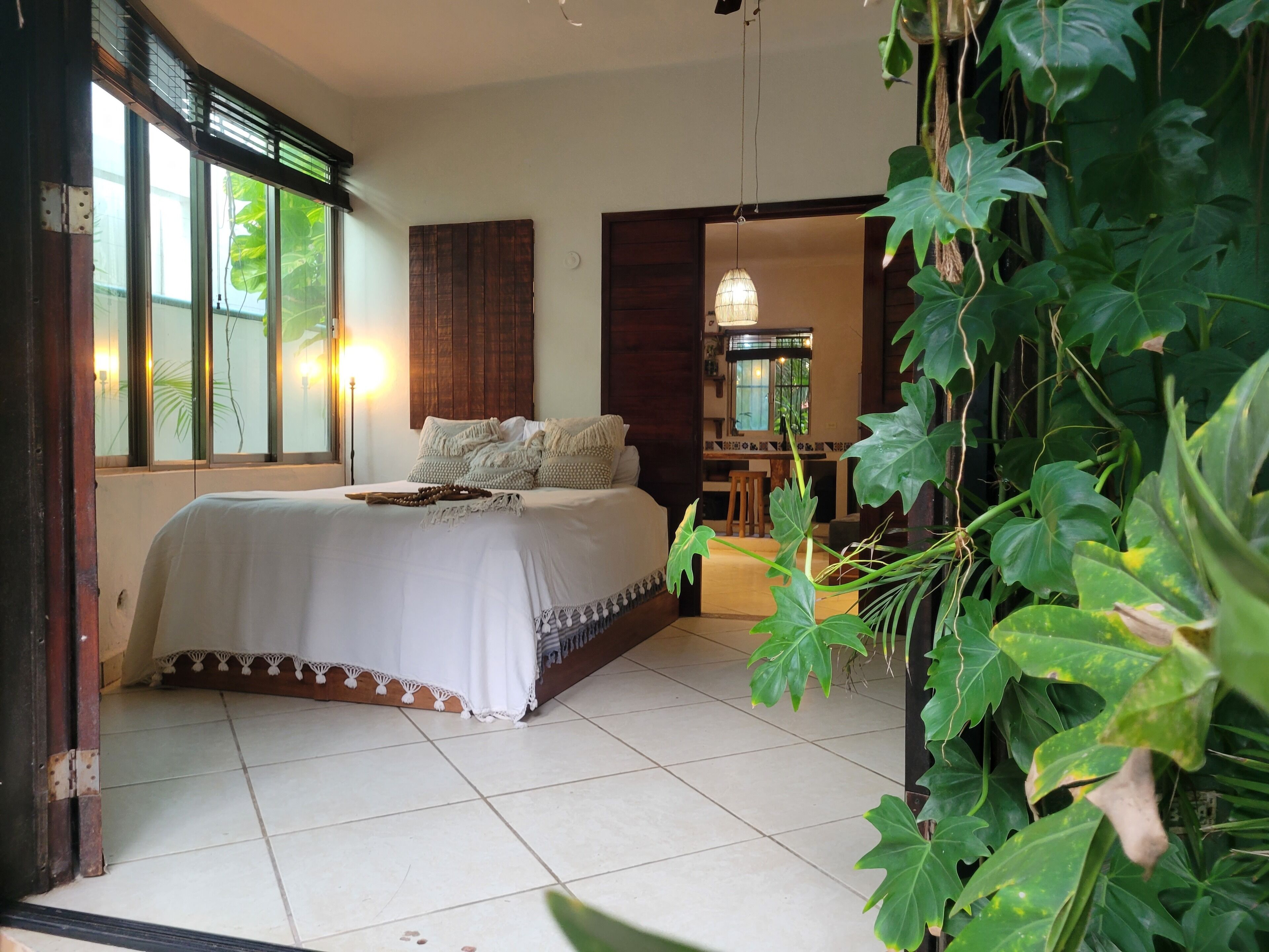 Departamento tradicional, patio, vista a la alberca | Decoración personalizada, muebles diferentes y escritorio 