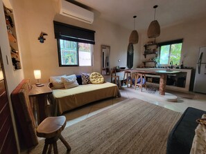 Hefðbundin íbúð - verönd - útsýni yfir sundlaug | Stofa | Tölvuskjáir