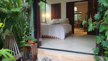 Căn hộ truyền thống, sân hiên, quang cảnh hồ bơi | Trang trí khác biệt, trang bị nội thất với thiết kế riêng biệt, bàn