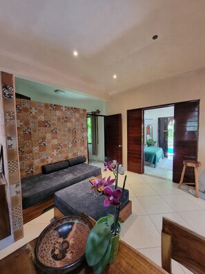 Hefðbundin íbúð - verönd - útsýni yfir sundlaug | Stofa | Tölvuskjáir