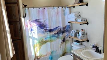 Dusch, hårtork, handdukar och tvål