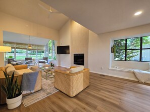 Una Smart TV, una chimenea
