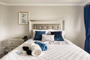 3 bedrooms, iron/ironing board, WiFi, bed sheets - Small Party Space  w/ Oversized Deck/Yard & 3-bed/5 bath house (Highland Park)