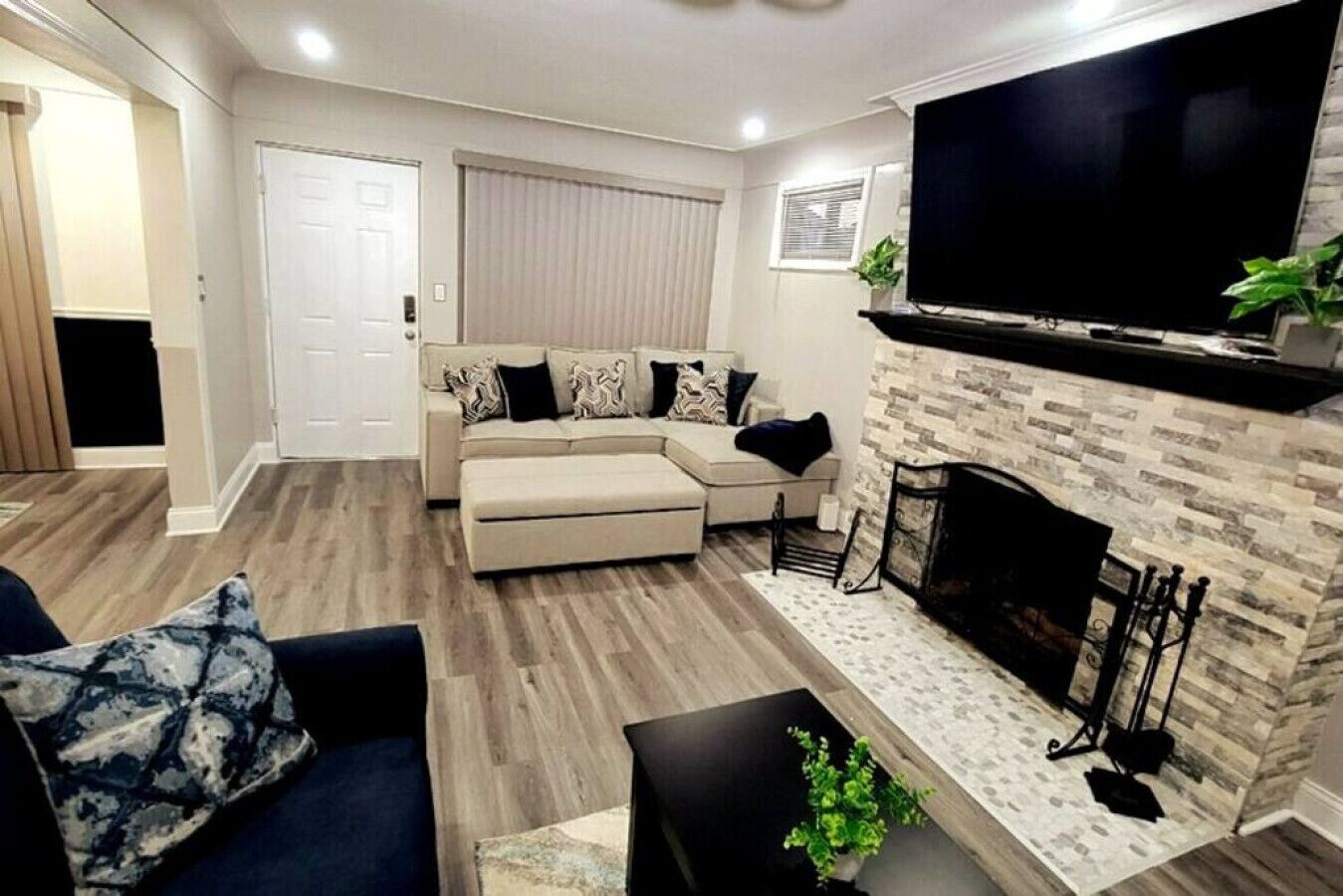 Small Party Space  W/ Oversized Deck/yard & 3-bed/5 Bath House - Detroit, MI