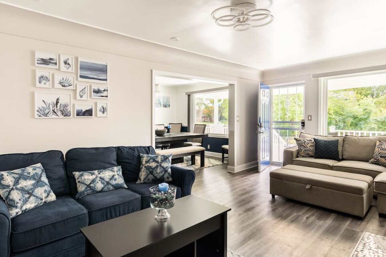 Tv, eldstad och en stereo