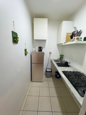 Fridge, stovetop, electric kettle, cookware/dishes/utensils - Walking distance from Eagle beach!! Cozy 1-bedroom apartment with AC and WiFi.  (Oranjestad)