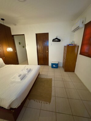 1 habitación, tabla de planchar con plancha, wifi y ropa de cama