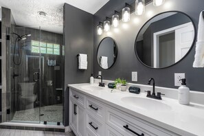 Douche, séchoir à cheveux, serviettes fournies, papier de toilette