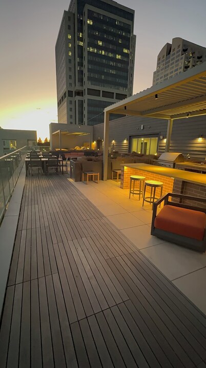 Luxury 1-bed condo in midtown Sacramento with modern amenities and city views.