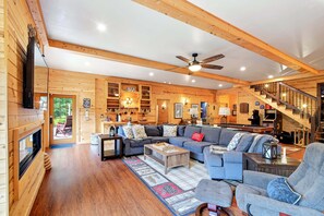 Fernseher, Kamin, Tischfußball