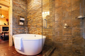 Douche, sèche-cheveux, serviettes fournies
