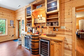 Wasserkocher mit Kaffee-/Teezubehör, Kühlschrank, Mikrowelle, Ofen