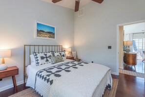 Iron/ironing board, free WiFi, bed sheets - Luxe Loft | Pet-friendly & 5 Minutes from Town! (Black Mountain)
