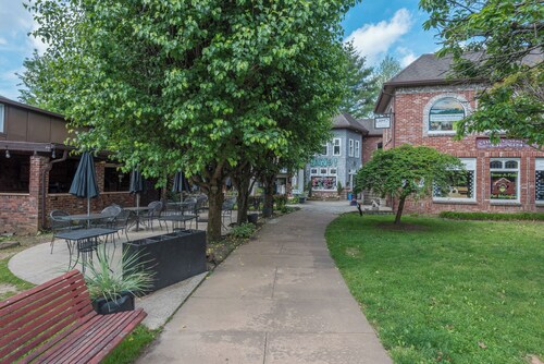 Luxe Loft | Pet-friendly & 5 Minutes from Town!