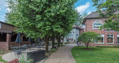 Luxe Loft | Pet-friendly & 5 Minutes from Town!