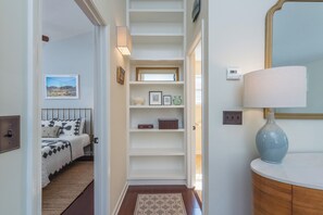 Tabla de planchar con plancha, wifi gratis y ropa de cama 