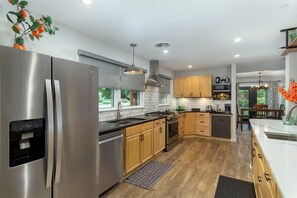 冷蔵庫、電子レンジ、オーブン、コンロ