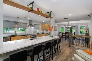 冷蔵庫、電子レンジ、オーブン、コンロ