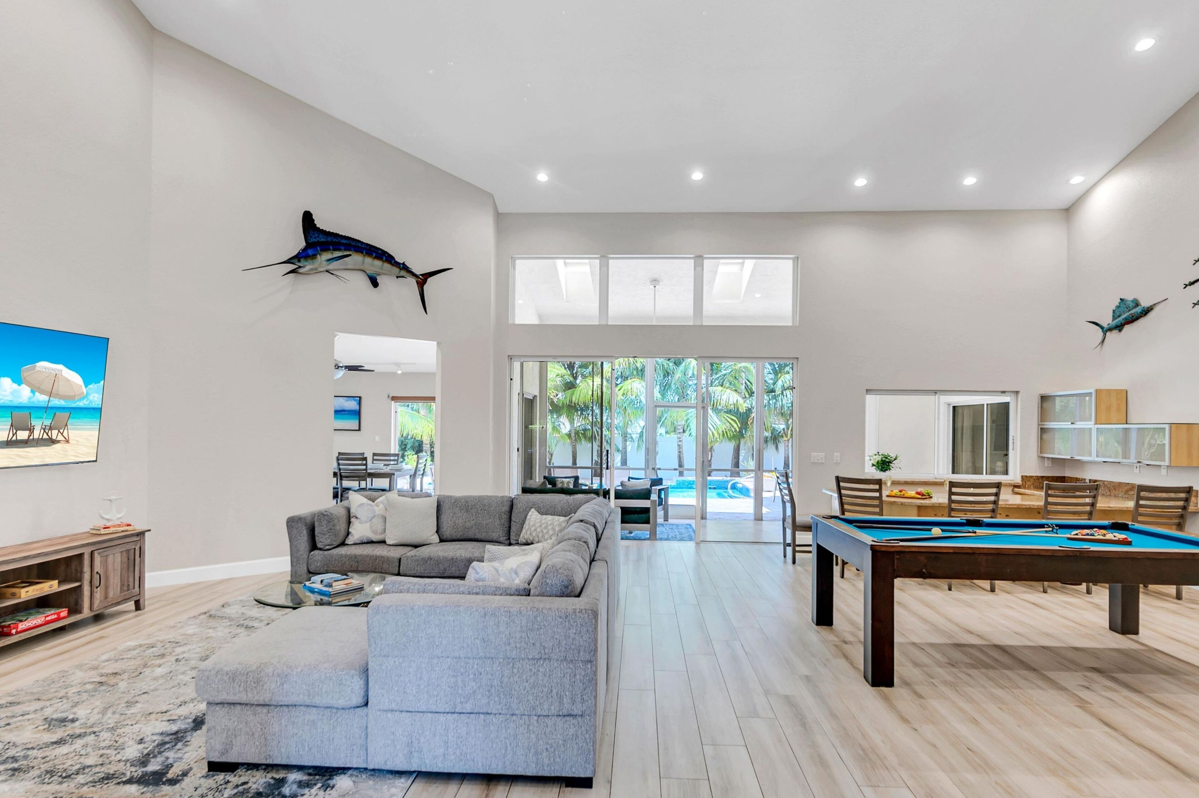 Smart TV, libros y estéreo 