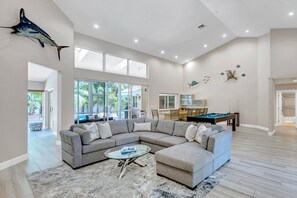 Een smart-tv, boeken en een stereo