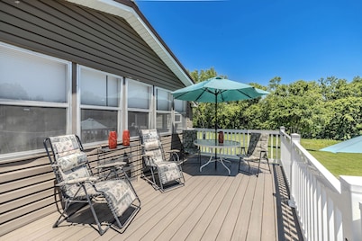 Comfy Country home. Pet friendly, 5 bedrooms, AC, WIFI, just outside Farmington 