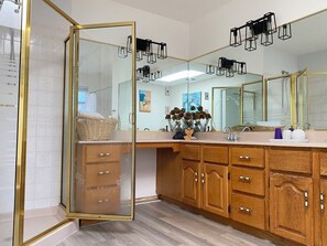 Dusche, Haartrockner, Handtücher, Seife