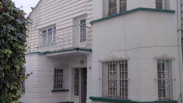 Vista frontal de la propiedad