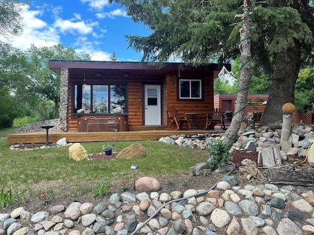 Exterior. Cozy Cabin at Kannata Valley Sleeps 4 Overlooking Last Mountain Lake Pets Okay