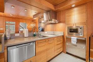 Fridge, microwave, oven, stovetop - The Nest | Central, Luxury Unit | Free Parking (Whistler)