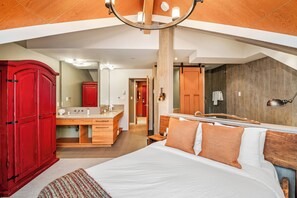 5 bedrooms, free WiFi, bed sheets - The Nest | Central, Luxury Unit | Free Parking (Whistler)