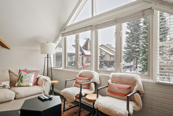 Smart TV - The Nest | Central, Luxury Unit | Free Parking (Whistler)