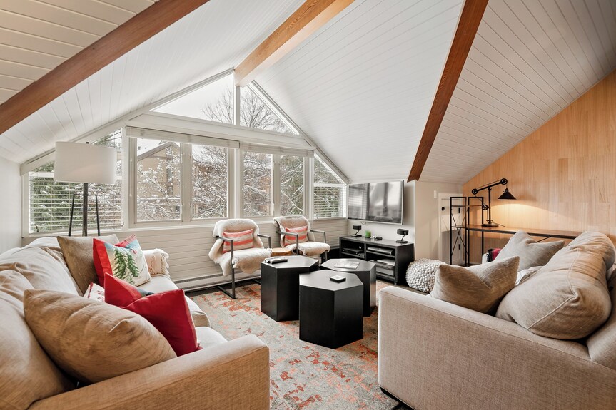 The Nest | Central, Luxury Unit | Free Parking - Whistler