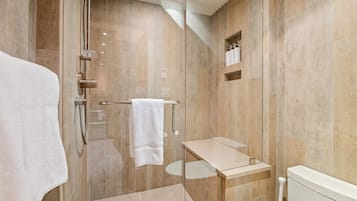 Een douche, een haardroger, handdoeken, zeep