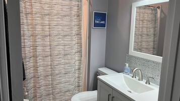 Een douche, een haardroger, handdoeken, zeep