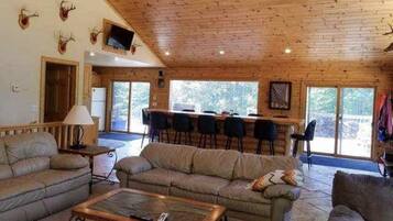 Una Smart TV, una chimenea, videojuegos, un reproductor de DVD