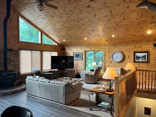 Cozy Winter Cabin Getaway on 80 Acres – Gather, Relax & Adventure Together