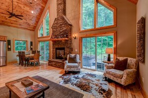 Smart TV, fireplace, books - Beech Creek Cabin: Pet friendly, Fish from the Creek, Hot Tub, Firepit (Banner Elk)