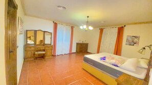 5 soveværelser, pengeskab på værelset, skrivebord, strygejern/strygebræt