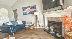 Smart TV, chimenea, tenis de mesa y libros 