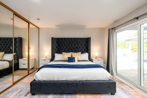 4 habitaciones, escritorio y tabla de planchar con plancha 