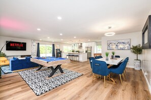 Games room - 4BR Mins to Disney, Pool & Arcade Lux Retreat (Fullerton)