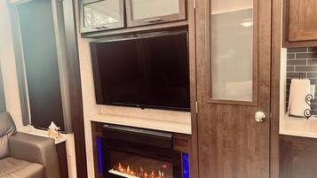 Smart TV, fireplace