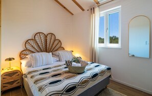 2 bedrooms, in-room safe, iron/ironing board, travel crib - Gorgeous home in Sutivan with private swimming pool, can be inside or outside (Sutivan)