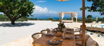 Beautiful home in Sutivan