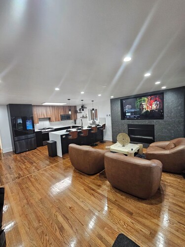 Charming 3-bedroom house in brilliant Chicago with WiFi, AC, plenty of sleeping.