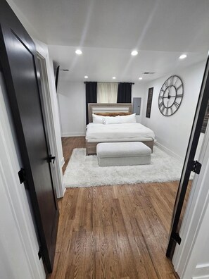 3 عدّة غرف نوم ومكواة/لوح كي وواي فاي وملاءات أسرّة